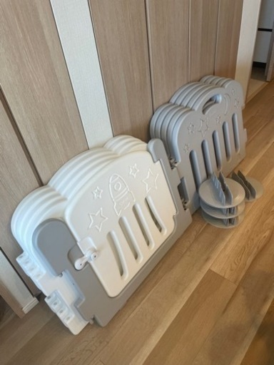 ベビーサークル　Caraz（カラズ）　円盤型 足付き　ベビーゲート