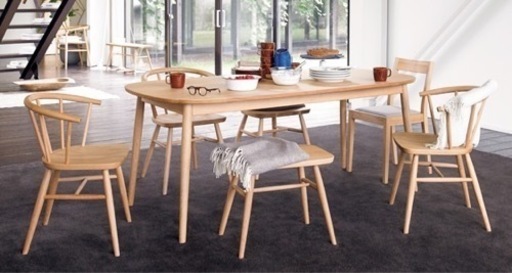 受け渡し待ち　無印ダイニングテーブル