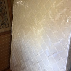 ダブルベッドのマッドレス
