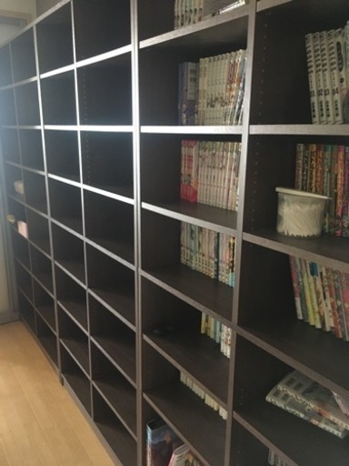 本棚　3つに分かれています。