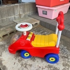 ミッキーマウスの四輪車　古いですが、まだ使えます。