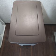 45Lペダル式ゴミ箱の画像