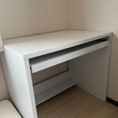 シンプルなホワイトデスクの画像