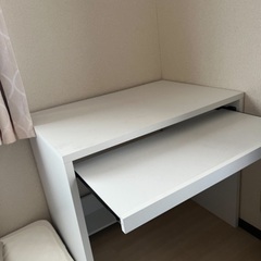 シンプルなホワイトデスクの画像