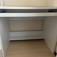 シンプルなホワイトデスクの画像