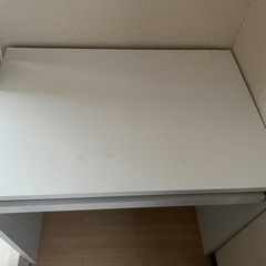 シンプルなホワイトデスクの画像