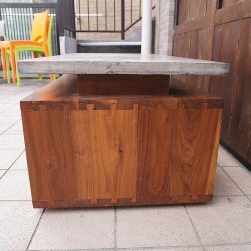 アメリカのファニチャーブランドbina(ビーナ）FREDDIE COFFEE TABLE（フレディーコーヒーテーブル）。コンクリートと