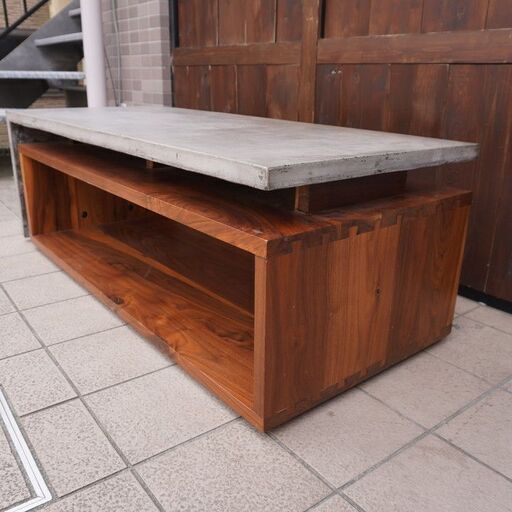 アメリカのファニチャーブランドbina(ビーナ）FREDDIE COFFEE TABLE（フレディーコーヒーテーブル）。コンクリートと