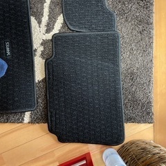 ヤリス純正フロアマット新車外しフルセットの画像