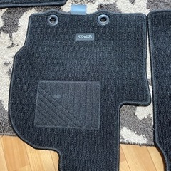 ヤリス純正フロアマット新車外しフルセットの画像
