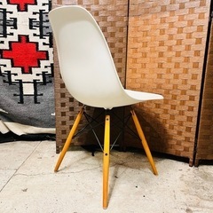 【売約済み】A Herman Miller Eames Vitra ハーマンミラー ヴィトラ ビトラ イームズ シェルチェア デスクチェア ワークチェア オフィスチェア OAチェア シェルサイドチェア　ホワイト　白　ダヴェルベース　ダウェルベース　ウッドベース　エッフェルベース　hhstyle 青山店　同等品もう一脚も出品中です♪の画像