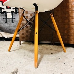 【売約済み】A Herman Miller Eames Vitra ハーマンミラー ヴィトラ ビトラ イームズ シェルチェア デスクチェア ワークチェア オフィスチェア OAチェア シェルサイドチェア　ホワイト　白　ダヴェルベース　ダウェルベース　ウッドベース　エッフェルベース　hhstyle 青山店　同等品もう一脚も出品中です♪の画像