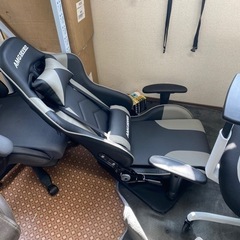 組み立て済　　新品　訳あり　ゲーミングチェア 座椅子 ゲーミング座椅子 360°回転座面 175度リクライニング 2D可動肘 ヘッドレスト ランバーサポート付き ハイバック PUレザー ゲームチェア AMG-YZ01 (ブラック・グレー)の画像