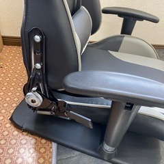 組み立て済　　新品　訳あり　ゲーミングチェア 座椅子 ゲーミング座椅子 360°回転座面 175度リクライニング 2D可動肘 ヘッドレスト ランバーサポート付き ハイバック PUレザー ゲームチェア AMG-YZ01 (ブラック・グレー)の画像