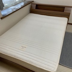 ダブルベッド（マットレス、羽毛布団、毛布付）