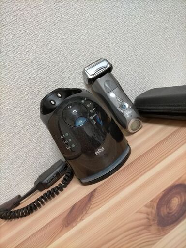 ② 電気シェーバー BRAUN