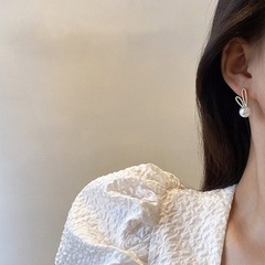 ブリンブリンうさぎピアスの画像