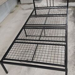 ニトリのシングルパイプベッドです。