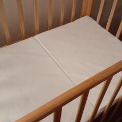 【1万2千円に値下げ】カトージミニベビーベッド（60×90cm）＋マットレスなど　ハイポジションアーチ ［スノコ床板］ ［床板4段階調節］［収納板付き］の画像