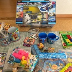 本日17時までに受け渡し出来る方　男の子オモチャ色々セット　ミニカー、おりがみ、トミカの本の画像