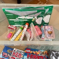 本日17時までに受け渡し出来る方　男の子オモチャ色々セット　ミニカー、おりがみ、トミカの本の画像