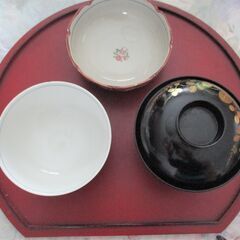 【中古品】抗菌加工　赤黒リバーシブル半月盆2枚セット　お正月はもちろん普段使いでも食卓がおしゃれに♪　 の画像