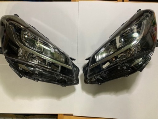 ①トヨタヴィッツNSP130/NSP135/KSP130 LED 中期 左右ヘッドライト KOITO52-270 打刻J1