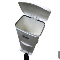 ゴミ箱2つの画像