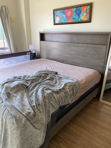 引き渡し予定あり　キングサイズ　ベッド　サイドテーブル付き