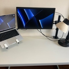 モニター(24インチフルHD)、机、イス、照明、パソコンスタンドをセットで売ります。