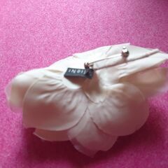 コサージュ　INDIVI  パールベージュ　箱なしの画像