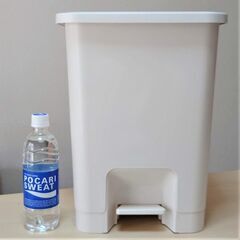 【取引中】ごみ箱　ペダル開閉式　白　フタつき