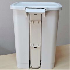 【取引中】ごみ箱　ペダル開閉式　白　フタつきの画像