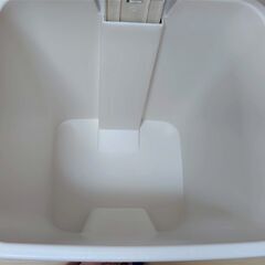 【取引中】ごみ箱　ペダル開閉式　白　フタつきの画像