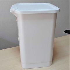 【取引中】ごみ箱　ペダル開閉式　白　フタつきの画像