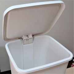 【取引中】ごみ箱　ペダル開閉式　白　フタつきの画像