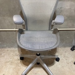 スモーク色のハーマンミラー アーロンチェア Bサイズ Herma...