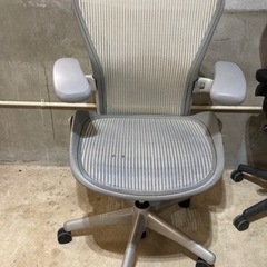 スモーク色のハーマンミラー アーロンチェア Bサイズ Herma...