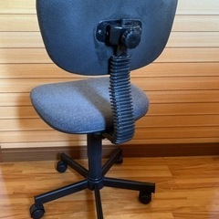 再値下げしました‼️ キャスター付き回転椅子の画像