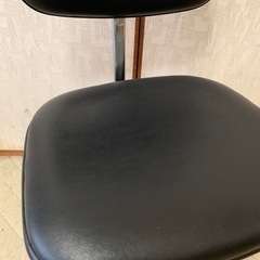 再値下げしました‼️ コクヨ製キャスター付き回転椅子の画像