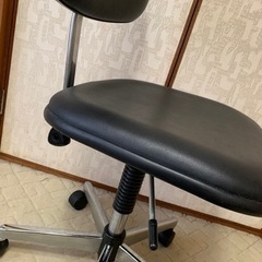 再値下げしました‼️ コクヨ製キャスター付き回転椅子の画像