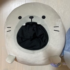 サメーズ　まんまるもちもち　口あきぬいぐるみXLの画像