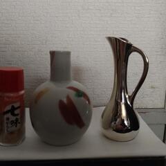 一輪挿し　陶器(有田焼)１つ　(写真の金属製は売れました)