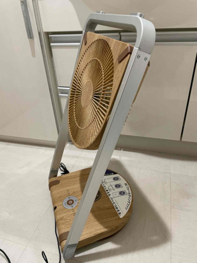 折りたためる木目調の扇風機です