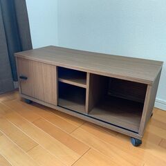 木目が見えるテレビボードの画像