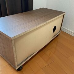 木目が見えるテレビボードの画像