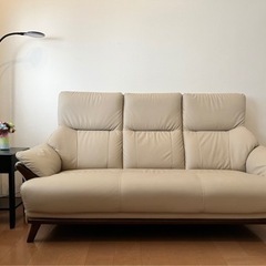 ソファ、スタンドライト、サイドテーブル