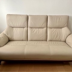 ソファ、スタンドライト、サイドテーブル