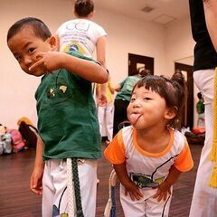 【カポエイラ大人クラス☆2025春のご入会キャンペーン！おトク情報☆初心者から大好評】 ここでしか習えない☆女性にも大人気 ＊無料体験実施中 ＊ 格安月謝 ＊DA PUMP、寄川 歌太＊Eダンスアカデミー出演 ＊家族みんなで‼︎＊120%Happy＊漫画バトゥーキ ＊大阪 ＊堺 ＊なかもず  ＊白鷺 ＊初芝  ＊カポエラ ＊ダンス ＊護身術 ＊アクロバット ＊ 体操 ＊ 歌 ＊楽器演奏 ＊リズム ＊柔軟 ＊ブラジル ＊オシャレスポーツ ＊夢中になる ＊レッツ カポエイラの画像