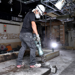未経験月給27万～の高収入！建物がすっからかんになった爽快感はハンパない！内装解体工事の作業員の画像